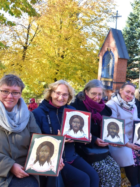 ludzie pod kapliczka